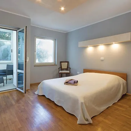3 Bedroom Nice Apartment In Pula *
